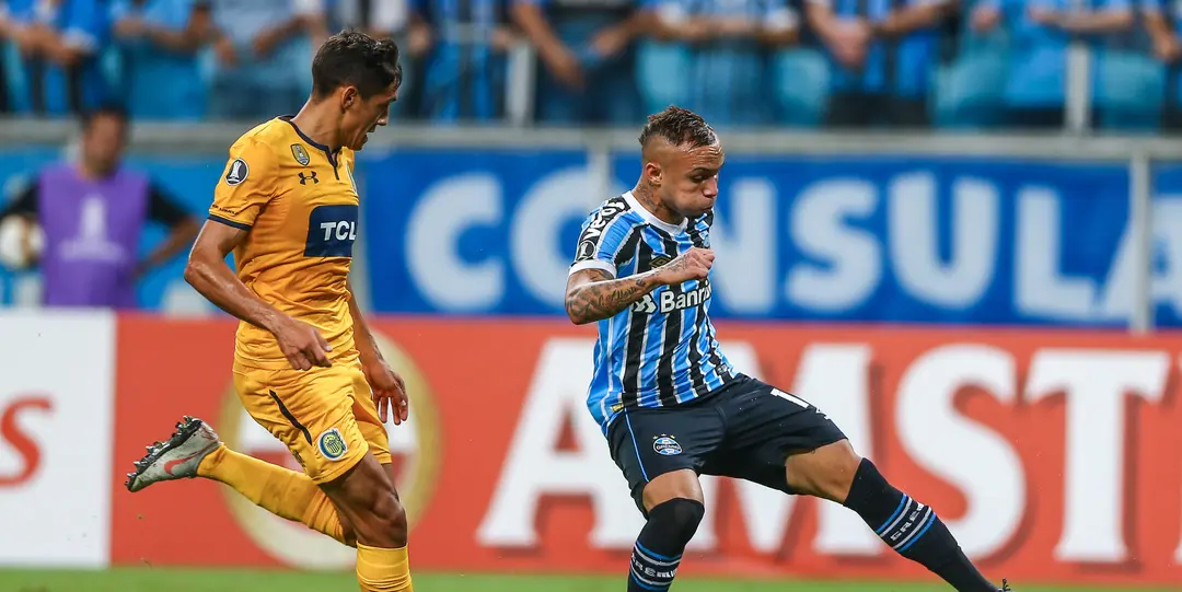 Liverpool join race to sign Gremio winger Everton