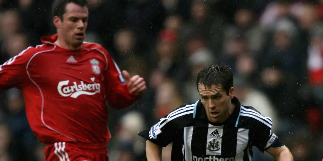 These Liverpool fans react as Carragher defends Owen’s Man United move