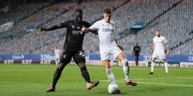 Leeds are “doing all they can” to beat Liverpool to Ben White
