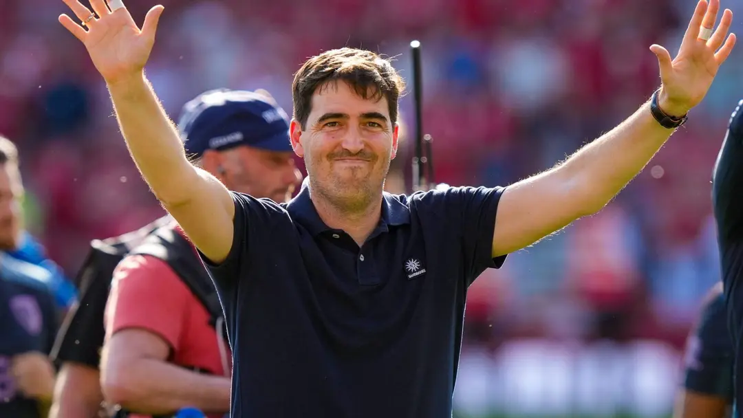 Premier League possession: Andoni Iraola waving to supporters after a Premier League match