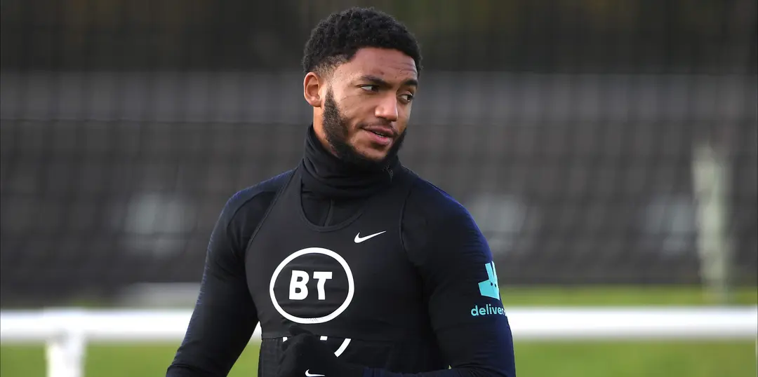 Gomez suffers swollen knee on international duty