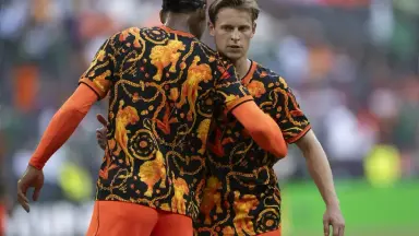 Van Dijk 100 caps: Virgil van Dijk and Frenkie de Jong in Netherlands training kit
